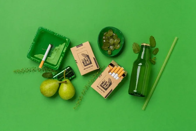 Real Leaf Kräuterzigaretten in grünem Setup