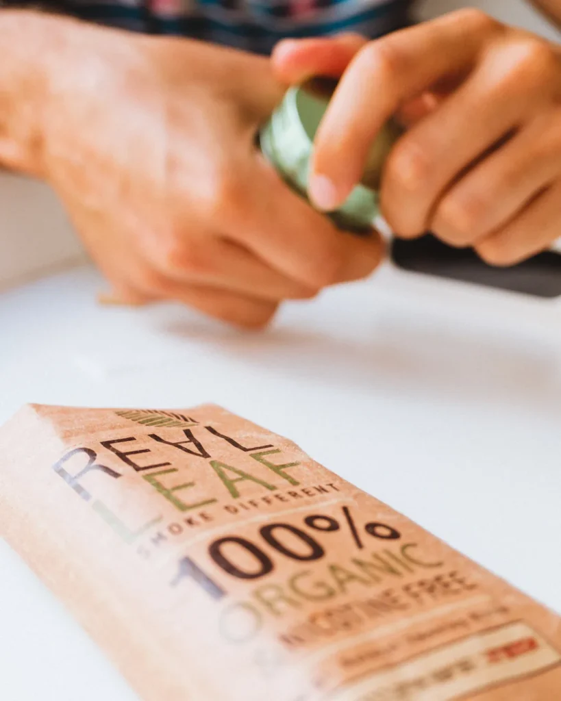Hände halten einen Real Leaf Organic Kräuterbeutel